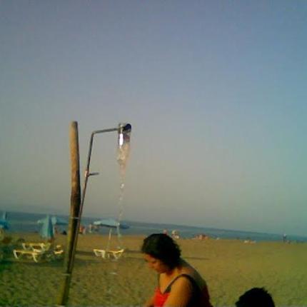 Ντουζιέρα - πατέντα στην παραλία της Βαγιάς στην Αμμουδάρα