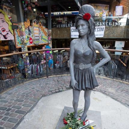 'Εκαναν άγαλμα την Έιμι Γουάινχαουζ - Αποκαλυπτήρια στο Λονδίνο 