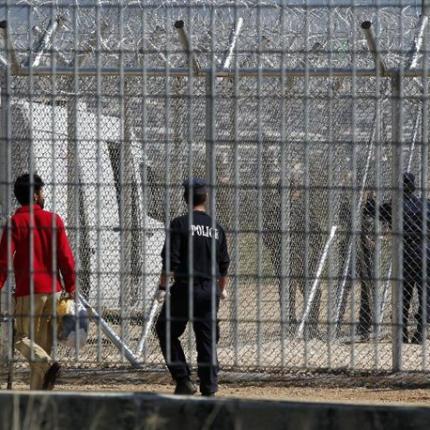 Βουλευτές του ΣΥΡΙΖΑ "ρωτούν" για τον θάνατο μετανάστη στην Αμυγδαλέζα