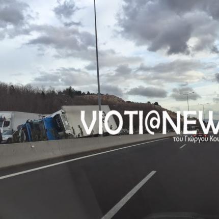 Δύο νεκροί από ανατροπή νταλίκας στην Αθηνών - Λαμίας (φωτο)