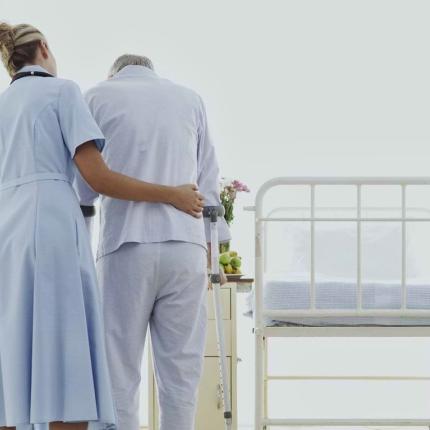 Έκαναν τις αποκλειστικές νοσοκόμες χωρίς άδεια και συνελήφθησαν