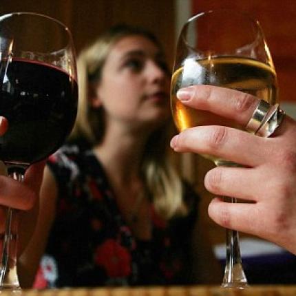 Όσοι δουλεύουν πολύ, πίνουν και περισσότερο