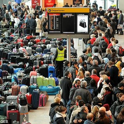 Βρετανία: Εξηγήσεις για το χάος στις αερομεταφορές ζητεί ο υπουργός Μεταφορών