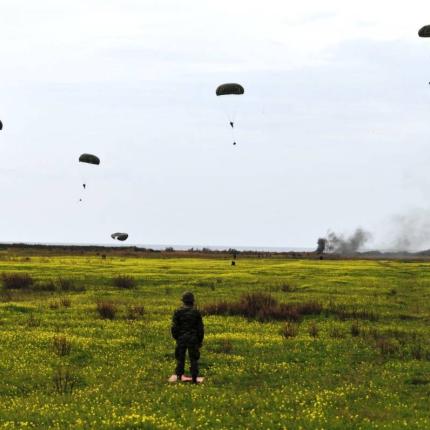   Εντυπωσιακή άσκηση με αλεξιπτωτιστές στο Τυμπάκι 