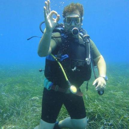 Δύτης διανυκτερεύει από χθες στο.... βυθό της Αλοννήσου!