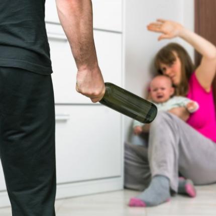 ενδοοικογενειακή βία