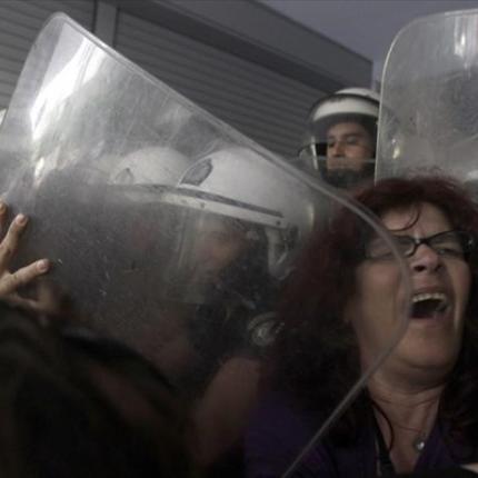 Σε διαθεσιμότητα ο αστυνομικός που χτύπησε την καθαρίστρια