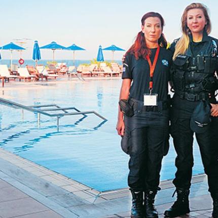 'Ομορφες, σέξι και μάχιμες - Συνέδριο και πάρτι στη Χερσόνησο από τις αστυνομικίνες