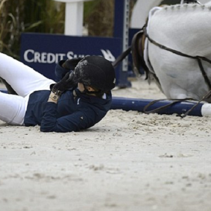 'Επεσε η Αθηνά Ωνάση από το άλογο της! (βίντεο)