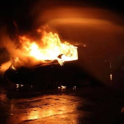 Αναστάτωση σε γειτονιά του Ηρακλείου - Αυτοκίνητο τυλίχθηκε στις φλόγες (φωτο)
