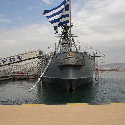 Πίνακες γνωστών ζωγράφων στο πλωτό ναυτικό μουσείο "Θωρηκτό Γ. Αβέρωφ"