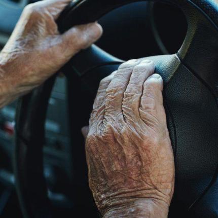 αυτοκίνητο ηλικιωμένος