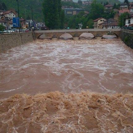 Στους 16 έφτασαν οι νεκροί από πνιγμό σε συνοικισμό του Ομπρένοβατς