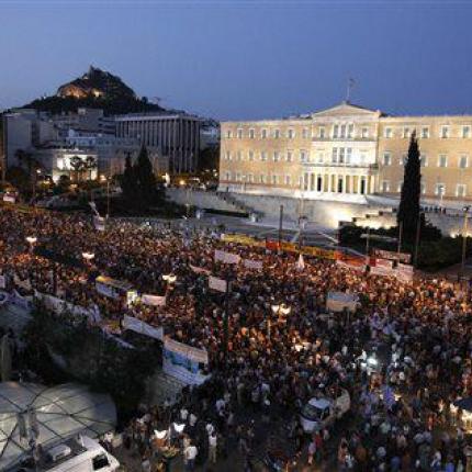 Σε εξέλιξη η συγκέντρωση στο Σύνταγμα κατά του «εκβιασμού από τους δανειστές»