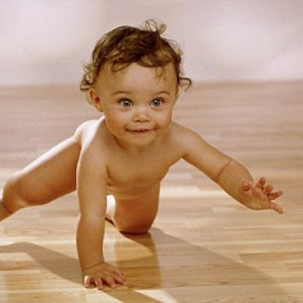 Τα μωρά που γεννιούνται τον χειμώνα μπουσουλάνε νωρίτερα!