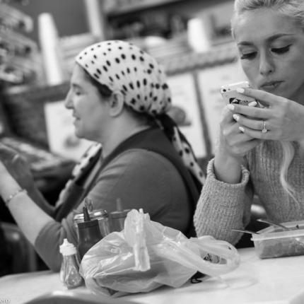 Τα Smartphones σκοτώνουν τη συζήτηση - Φωτογράφος "ξεγυμνώνει" την τεχνολογία