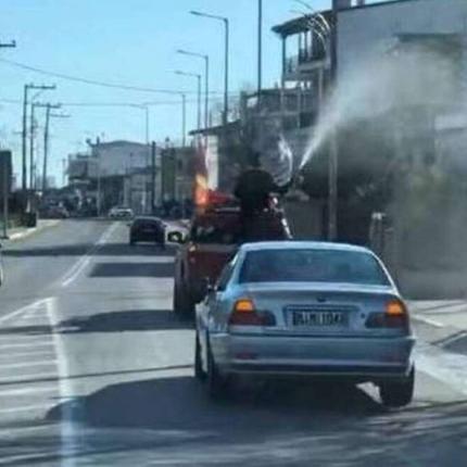 ιερέας ψεκάζει αγιασμό