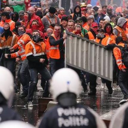 Πεδίο μάχης οι Βρυξέλλες σε διαδήλωση κατά της λιτότητας