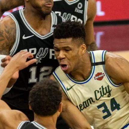 Αντετοκουνμπο με Σπερς.jpg