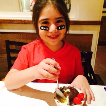 6χρονη σερβίρει τραπέζια για να μαζέψει χρήματα κατά του καρκίνου!