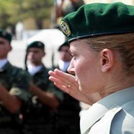 Αντισυνταγματικό έκρινε το ΣτΕ τον αποκλεισμό των γυναικών από μάχιμες θέσεις