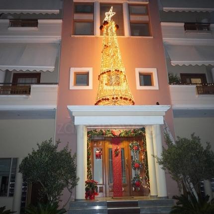 Μαγνητίζει τα βλέμματα το χριστουγεννιάτικο δέντρο 