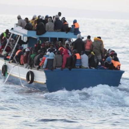 Εκατοντάδες μετανάστες βρίσκονται εν πλω στα ανοικτά της Λιβύης