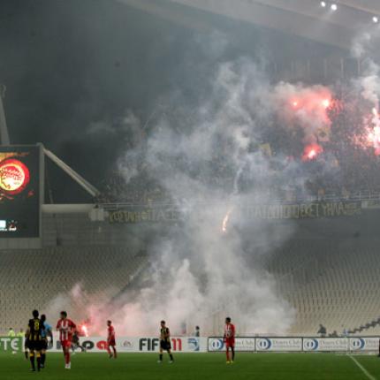 Διακοπή με την πρώτη φωτοβολίδα στο ΑΕΚ- Ολυμπιακός