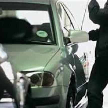 Επ'αυτοφόρω πιάστηκαν δυο αλλοδαποί που παραβίαζαν αυτοκίνητα