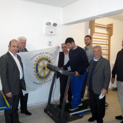 Ένας διάδρομος για τις θεραπείες των παιδιών με αναπηρία από τον Ροταριανό Όμιλο Ηρακλείου