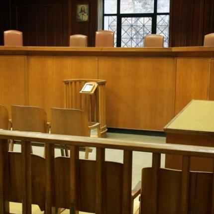 'Ενταση στο Ειρηνοδικείο Θεσσαλονίκης μεταξύ διαδηλωτών και ΜΑΤ