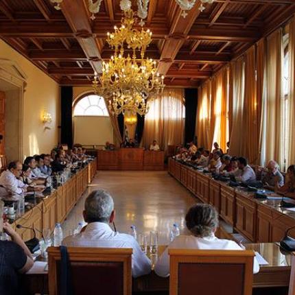 "Βγήκαν τα μαχαίρια" στη Λότζια - Κόντρες για τους 45 συμβασιούχους