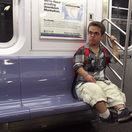 Ο ρατσισμός που δέχεται ένας άνθρωπος με νανισμό (βίντεο)