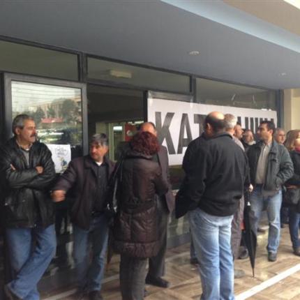 Παραμένει για δεύτερη ημέρα το αγροτικό "μπλόκο" στη ΔΟΥ Ηρακλείου