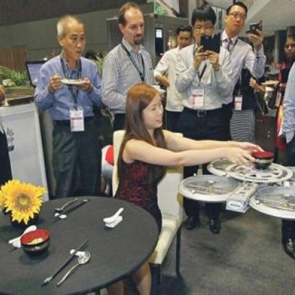 Η ιπτάμενη τεχνολογία "απογειώνει" το… τραπέζι σας (βίντεο)