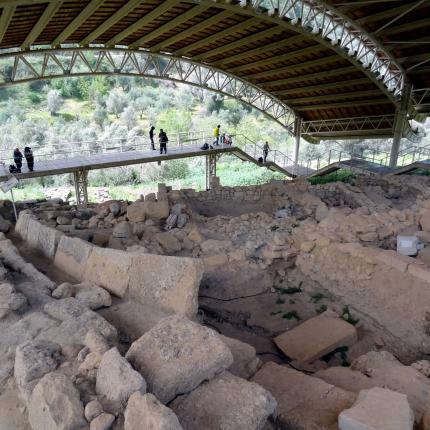 Νεκρόπολη της Ορθής Πέτρας.jpg