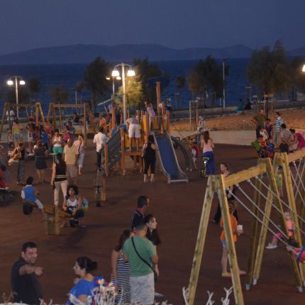 Πλήθος κόσμου στις νέες παιδικές χαρές της παραλιακής Ηρακλείου