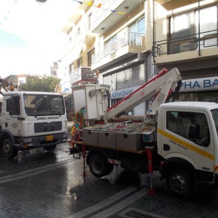 Στολίζει ο Δήμος Ηρακλείου για το Καστρινό καρναβάλι (φωτογραφίες)