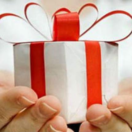 Χάρισε τα δώρα για τη γιορτή του στο Κοινωνικό Παντοπωλείο του Δήμου Μαλεβιζίου