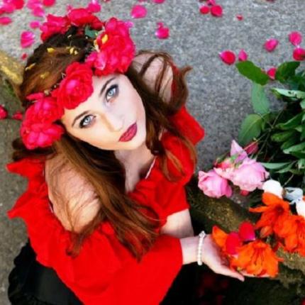 πρωτομαγιά γυναίκα