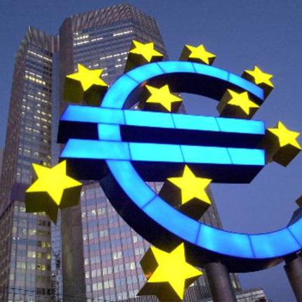 Bloomberg: Η ΕΚΤ απειλεί να κόψει τη χρηματοδότηση των ελληνικών τραπεζών