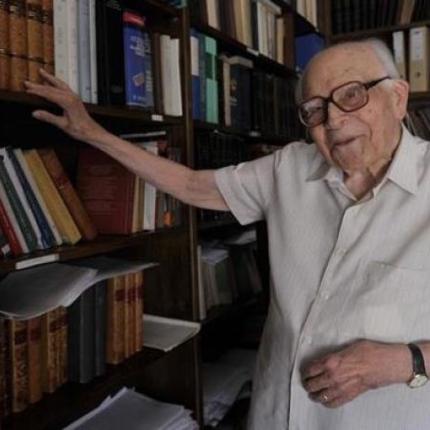 Η Κρητική γη θα "σκεπάσει" τον καθηγητή Εμμανουήλ Κριαρά - Στο Ακρωτήρι η ταφή του 