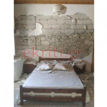 Κομμάτια του τοίχου έπεσαν πάνω στο κρεβάτι