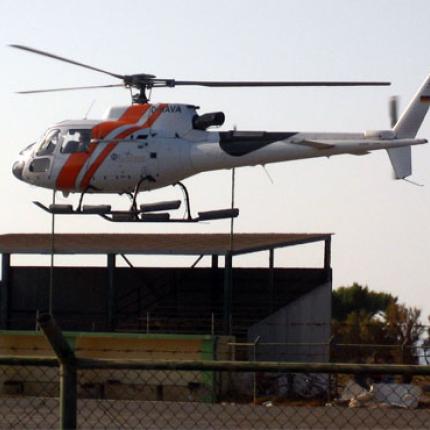 Και ξαφνικά στη μέση του γηπέδου που παίζουν παιδιά, προσγειώνεται ένα ελικόπτερο!