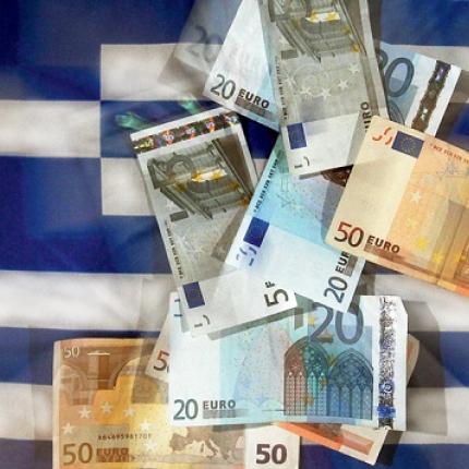 Bloomberg: Η Ευρώπη να διαγράψει άμεσα το ελληνικό χρέος