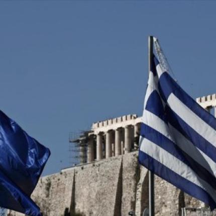 WSJ: «Η θέση της Ελλάδας στην ευρωζώνη τίθεται σε κίνδυνο»