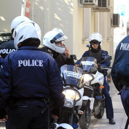 Ένοπλοι ληστές κλείδωσαν τη μητέρα και τα τρία της παιδιά στο μπάνιο 