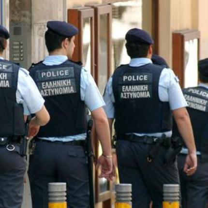 Οι ένστολοι θα μπορούν να έχουν ... τατουάζ!