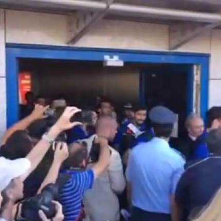 Με συνθήματα και χειροκρότημα η υποδοχή της Εθνικής Ελλάδος (βίντεο)