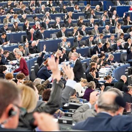 "Χαστούκι" στην τρόικα από την Ολομέλεια του Ευρωκοινοβουλίου